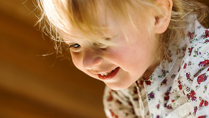 포토 JPG 해외이미지 1 라이프스타일 응시 딸 행복 얼굴 어린이 크리스마스 장난 휴식 주택 실내 한명 웃음 사람 가로 카메라 유치원 방 표현 아기 그룹 작음 리빙 해외202004 해외포토 시선 교육 기념일 감정 컨셉 가족 표정 내부 건물 생활 신체부위 전자제품 크기 파일형식 이미지허브