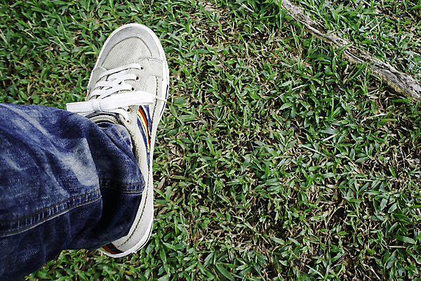 포토 JPG 해외이미지 옷 공원 남자 벽 스포츠 운동화 신발 2 휴식 사람없음 야외 세로 초록색 갈색 유행 흰색 청바지 쌍 거친 가죽 묘사 오브젝트 복고 교차 양발 옛날 운동화끈 회복 해외202004 해외포토 공공시설 컬러 컨셉 바지 사람 끈 파일형식 이미지허브