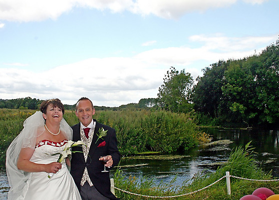 포토 JPG 해외이미지 커플 여자 꽃 행복 결혼 관계 자연 결혼식 휴가 사랑 서기 웃음 사람 이벤트 두명 빨간색 물 강 와인 검은색 흰색 시골 축하 아내 달콤 풍선 베일 접수 해외202004 해외포토 자연요소 식물 감정 컬러 컨셉 모션 주류 표정 맛 생태계 파일형식 이미지허브