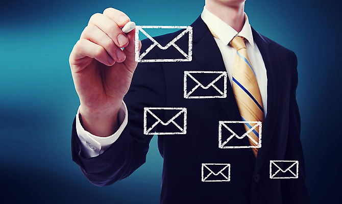 포토 JPG 해외이미지 아이콘 손 컨셉 인터넷 비즈니스 통신 봉투 한명 사람 파란색 컴퓨터 스크린 정보 흰색 비즈니스맨 메시지 이메일 만화 분필 필기체 해외202004 해외포토 문자 1 남자 컬러 신체부위 전자제품 직장인 초크 파일형식 이미지허브