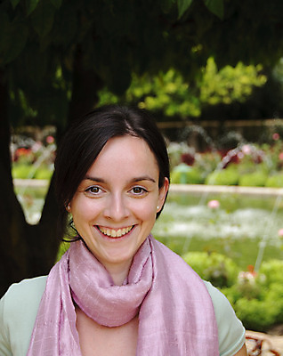 포토 JPG 해외이미지 나무 백인 여자 행복 얼굴 분홍색 포즈 갈색머리 한명 사람 10대 물 갈색 머리 정원 목도리 기쁨 분수 해외202004 해외포토 자연요소 서양인 식물 1 헤어스타일 잡화 감정 컬러 청소년 신체부위 파일형식 이미지허브