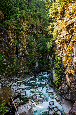 포토 JPG 해외이미지 공원 캐나다 자연 산 풍경 사람없음 야외 초록색 물 강 골짜기 폭포 흐름 추위 바위 거친 개울 황무지 급류 속도 멀리 해외202004 해외포토 자연요소 공공시설 컬러 컨셉 북아메리카 돌_바위 생태계 파일형식 이미지허브