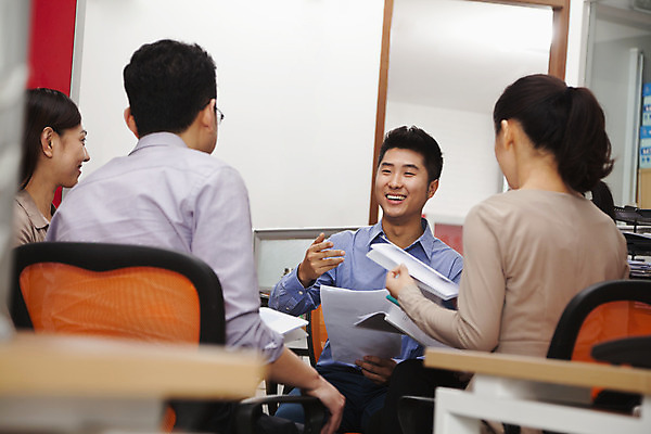 포토 JPG 해외이미지 직업 행복 안경 회사 비즈니스 통신 설계 함께함 실내 창조 대화 앉기 손짓 여러명 상반신 20대 뒷모습 가로 캐주얼 30대 파란색 컬러풀 사무실 펜 마주보기 중국 기쁨 듣기 회색 가리킴 잡기 작업 비즈니스우먼 작업장 잡지 계획 스웨터 동료 베이징 내려보기 해외202004 해외포토 잡화 옷 여자 감정 산업 아시아 뷰포인트 컬러 다수 컨셉 상의 관계 모션 말하기 사람 청년 내부 간행물 장년 필기구 직장인 파일형식 이미지허브