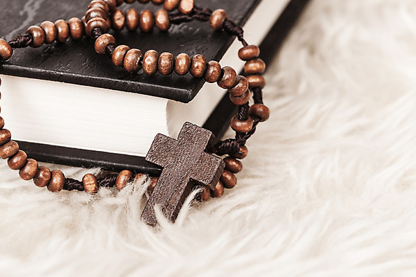 포토 JPG 해외이미지 전통 기독교 종교 줄 십자가 목걸이 부활절 사람없음 목재 책 빨간색 스터디 독서 갈색 검은색 성경 덮개 기도 최고 예수 영혼 황금 닫기 작음 가죽 심볼 묘사 심플 신성 금요일 신앙심 옛날 팬던트 해외202004 해외포토 나무 기념일 컬러 재료 장신구 종교용품 모션 학습 뚜껑 신_종교 크기 요일 파일형식 이미지허브