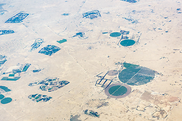 포토 JPG 해외이미지 패턴 밭 농업 건조 안테나 풍경 사람없음 야외 초록색 농작물 농장 농경지 환경 사막 시골 원형 센터 땅 시스템 카타르 땅바닥 밭일 생태학 조감도 해외202004 해외포토 도형 교육 산업 컬러 무늬 중동 통신 바닥 파일형식 이미지허브