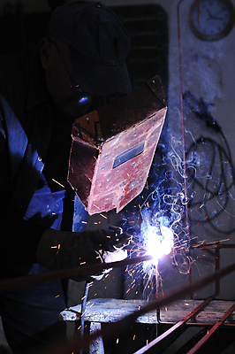 포토 JPG 해외이미지 남자 실내 한명 들기 상반신 성인 옆모습 빛 업무 연기 불똥 용접 용접공 용접기 용접마스크 철강 성인남자한명만 해외202004 해외포토 직업 1 뷰포인트 모션 마스크 사람 내부 작업 남자한명만 성인남자만 파일형식 이미지허브