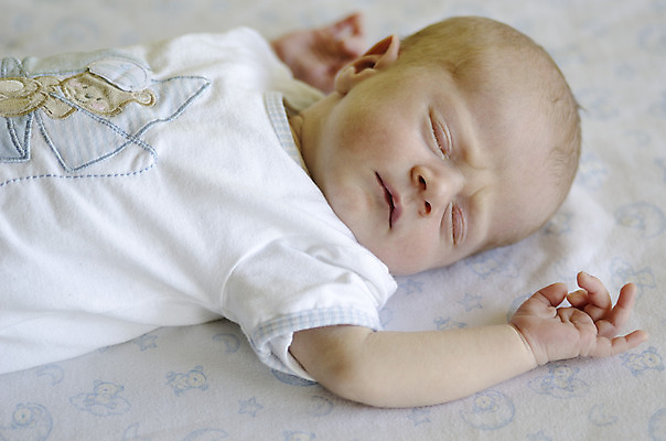 포토 JPG 해외이미지 백인 1 손 남자 아들 얼굴 어린이 포즈 신체 발 휴식 한명 사람 소년 파란색 꿈 흰색 아기 신생아 잠 피부 순수 기저귀 거짓말 천진난만 해외202004 해외포토 서양인 컬러 컨셉 가족 신체부위 아기용품 파일형식 이미지허브