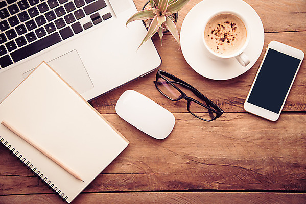 포토 JPG 해외이미지 라이프스타일 교육 종이 안경 커피 백그라운드 컨셉 인터넷 비즈니스 탁자 사람없음 컵 노트북 스마트폰 핸드폰 컴퓨터 펜 쪽지 공책 머그컵 흰색 키보드 책상 오브젝트 레이아웃 문서 스타일 해외202004 해외포토 식기 잡화 음료 컬러 가구 문구용품 생활 전자제품 스마트기기 필기구 파일형식 이미지허브