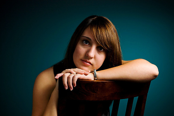 포토 JPG 해외이미지 백인 모델 1 학생 라이프스타일 여자 얼굴 갈색머리 실내 건강 한명 사람 성인 10대 금발 유행 슬픔 흰색 표현 심각 스타일 해외202004 해외포토 서양인 헤어스타일 감정 컬러 컨셉 청소년 내부 생활 신체부위 파일형식 이미지허브