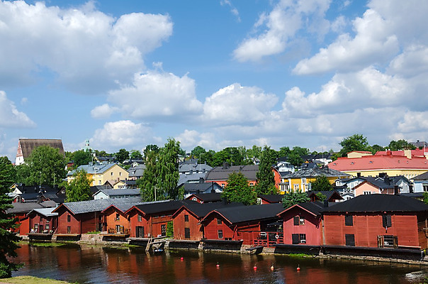 포토 JPG 해외이미지 나무 구름 유럽 여행 건축양식 자연 하늘 표면 주택 핀란드 풍경 사람없음 야외 건물 목재 빨간색 초록색 물 여름 파란색 강 반사 갈색 여행객 문 침묵 흐름 도시 땅 시골집 방파제 장면 북쪽 타운 샬레 수목 옛날 해외202004 해외포토 자연요소 식물 건축물 계절 공공시설 건축 나라 컬러 컨셉 재료 실험기구 북유럽 사람 소리 방향 생태계 파일형식 이미지허브