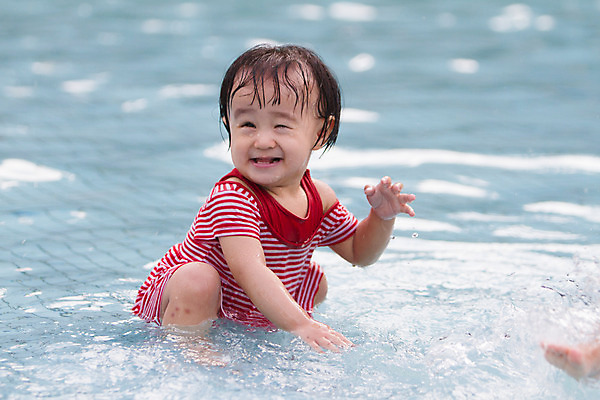 포토 JPG 해외이미지 1 라이프스타일 행복 얼굴 어린이 파도 장난 놀이 휴가 건강 관리 한명 사람 동양인 야외 빨간색 물 치마 수영 중국 줄무늬 기쁨 떨어짐 작음 싱글 건배 말레이시아 걸음마 스플래쉬 해외202004 해외포토 자연요소 감정 아시아 바다 컬러 컨셉 무늬 모션 하의 인종 생활 신체부위 수상스포츠 크기 파일형식 이미지허브