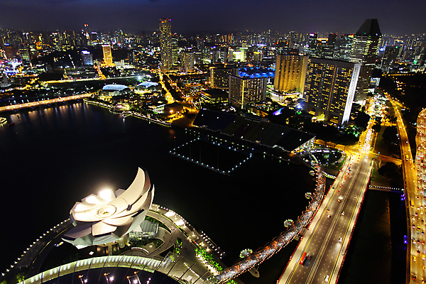 포토 JPG 해외이미지 외관 실루엣 아시아 비즈니스 사람없음 파란색 강 도시풍경 반사 검은색 고층빌딩 도시 도심 야간 지역 싱가폴 해외202004 해외포토 자연요소 나라 컬러 촬영기법 풍경 빌딩 파일형식 이미지허브