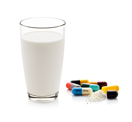 포토 JPG 해외이미지 음료 백그라운드 유리 건강 사람없음 알약 반사 흐름 우유 흰색 신선 붓기 떨어짐 상품 먹기 고립 해외202004 해외포토 컬러 컨셉 모션 재질 유제품 약 파일형식 이미지허브