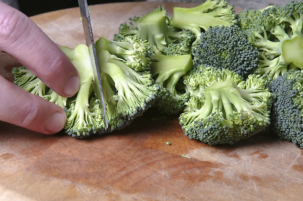 포토 JPG 해외이미지 손 음식 채소 주택 요리 사람없음 목재 초록색 신선 칼 브로콜리 자르기 준비 날것 개조 해외202004 해외포토 나무 컬러 재료 모션 건물 신체부위 파일형식 이미지허브