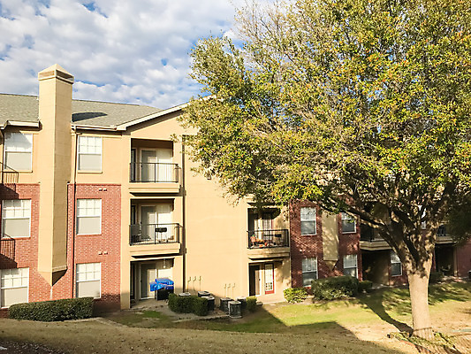 포토 JPG 해외이미지 나무 구름 외관 공원 자동차 하늘 아파트 주택 경사 잔디 사람없음 야외 건물 초록색 파란색 정원 미국 일몰 블록 발코니 도시 재산 플랫 주차 커뮤니티 리빙 이웃 대여 교외 뒤뜰 복잡 줄서기 진짜 차고 텍사스 해외202004 해외포토 자연요소 식물 건축물 공공시설 육상교통 컬러 컨셉 북아메리카 모션 금융 노을 파일형식 이미지허브