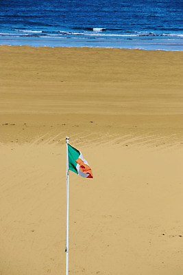 포토 JPG 해외이미지 유럽 물결 모래 파도 바다 여행 백그라운드 오렌지 날리기 바람 휴가 풍경 사람없음 초록색 여름 파란색 흰색 깃발 직물 불기 심볼 사인 봉 아일랜드 명예 전국 수평선 해외202004 해외포토 자연요소 계절 나라 컬러 과일 모션 날씨 파일형식 이미지허브