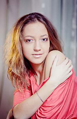 포토 JPG 해외이미지 백인 모델 1 여자 얼굴 포즈 한명 사람 성인 가로 유행 카메라 표현 화려 우아함 어깨 스타일 유일 해외202004 해외포토 서양인 컨셉 신체부위 전자제품 파일형식 이미지허브