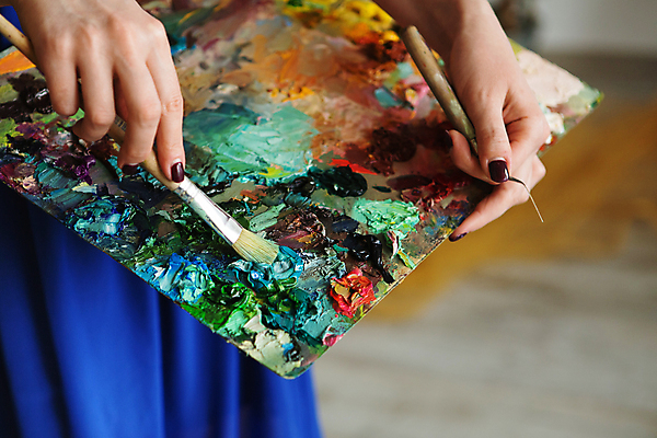 포토 JPG 해외이미지 손 들기 아웃포커스 신체부위 물감 붓 그리기 팔레트 해외202004 해외포토 모션 촬영기법 사람 미술도구 파일형식 이미지허브