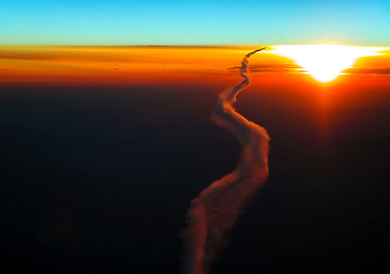 포토 JPG 해외이미지 여행 백그라운드 교통시설 자국 모션 하늘 비행기 사람없음 파란색 어둠 흰색 물방울 시간 분위기 공항 방향 왼쪽 고도 항공 속도 상업 제트기 승객 매연 엔진 우주산업 대패 방법 선로 해외202004 해외포토 산업 컬러 교통 컨셉 항공교통 대중교통 우주 환경오염 시설 파일형식 이미지허브