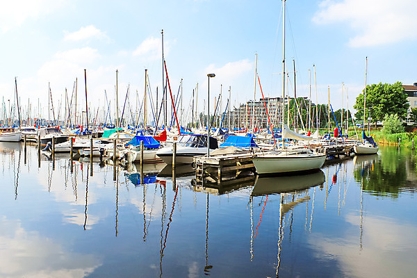 포토 JPG 해외이미지 나무 구름 외관 유럽 문화 스포츠 바다 여행 요트 비즈니스 교통시설 하늘 휴가 주택 항해 갈대 사람없음 건물 물 여름 강 태양 항구 깃발 도시 보트 고급 네덜란드 함선 운하 봉 타운 닻 부둣가 모터 돛대 해외202004 해외포토 자연요소 식물 건축물 계절 나라 교통 컨셉 배_교통 시설 파일형식 이미지허브