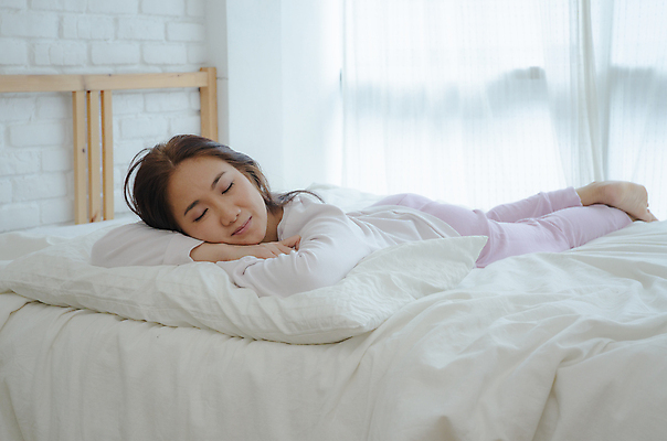 포토 JPG 해외이미지 손 여자 행복 베개 호텔 아침 휴식 주택 실내 따뜻함 사랑 한명 동양인 빛 평화 어둠 꿈 방 터치 추위 흰색 침대 신선 최고 야간 시원함 담요 걱정 낮잠 부드러움 감싸기 취침시간 해외202004 해외포토 주간 자연요소 1 감정 컬러 가구 컨셉 침구 모션 숙소 사람 인종 내부 건물 신체부위 잠 감각 파일형식 이미지허브