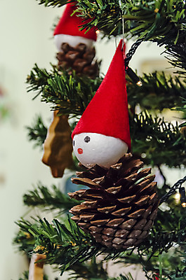 포토 JPG 해외이미지 나무 디자인 백그라운드 크리스마스 공 휴가 취미 사람없음 장식 빨간색 초록색 나뭇가지 펠트 핸드메이드 해외202004 해외포토 식물 기념일 컬러 파일형식 천_직물 이미지허브