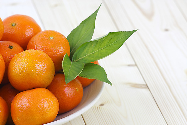 포토 JPG 해외이미지 접시 음식 조각 백그라운드 다이어트 오렌지 과일 탁자 디저트 귤 건강 사람없음 목재 정원 주스 흰색 신선 원형 사발 달콤 유기농 칼로리 해외202004 해외포토 도형 나무 식기 웰빙 음료 컬러 가구 재료 사기그릇 맛 파일형식 이미지허브