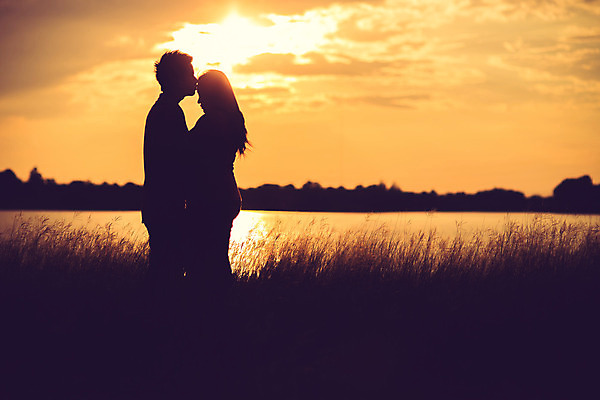 포토 JPG 해외이미지 라이프스타일 커플 응시 여자 남자 행복 실루엣 백그라운드 2 우산 포옹 키스 사랑 사람 사람없음 야외 빛 태양 흰색 도시 약혼 해외202004 해외포토 자연요소 시선 감정 컬러 결혼 관계 안기 촬영기법 생활 애정표현 약속 파일형식 이미지허브