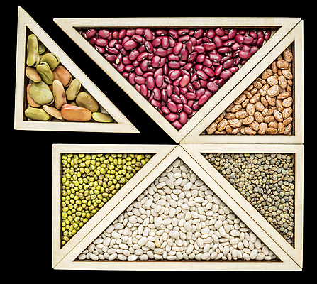 포토 JPG 해외이미지 검은배경 콩 곡류 실내 사람없음 삼각형 나무상자 팥 건강식 해외202004 해외포토 도형 음식 백그라운드 내부 상자 검은색 파일형식 이미지허브