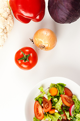 포토 JPG 해외이미지 접시 음식 조각 농업 다이어트 토마토 채소 치즈 건강 요리 사람없음 빨간색 초록색 식사 샐러드 흰색 신선 맛 혼합 유기농 채식주의자 해외202004 해외포토 식기 웰빙 산업 컬러 컨셉 유제품 채식 파일형식 이미지허브