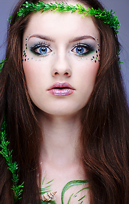 포토 JPG 해외이미지 백인 모델 1 헤어스타일 응시 여자 감정 유럽 얼굴 신체 갈색머리 미술 한명 사람 초록색 파란색 유행 흰색 표현 그림 마녀 반죽 공상 인어 스타일 해외202004 해외포토 서양인 시선 나라 컬러 문화예술 신체부위 파일형식 이미지허브