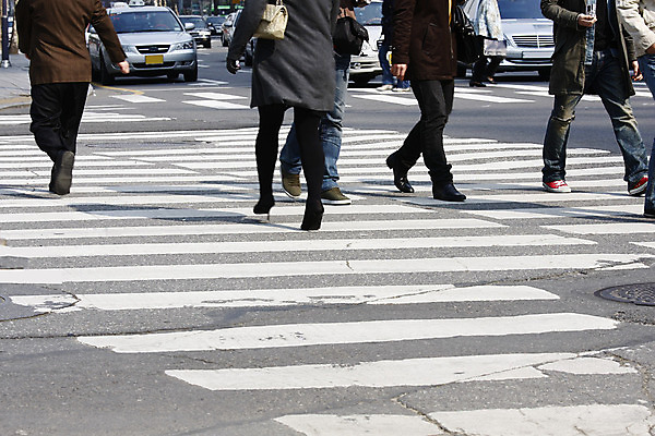 포토 JPG 해외이미지 도로 길 신발 십자가 바지 발 자동차 거리 서울 한국 사람없음 걷기 산책 도시 시간 비즈니스맨 출퇴근 도로표지판 건너기 그만 해외202004 해외포토 남자 아시아 육상교통 비즈니스 교통시설 모션 하의 휴식 신체부위 표지판 직장인 파일형식 이미지허브