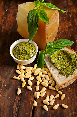 포토 JPG 해외이미지 음식 빵 치즈 실내 사람없음 종지 잣 바질 페스토 나무배경 해외202004 해외포토 그릇 백그라운드 유제품 내부 견과류 소스_음식 파일형식 이미지허브