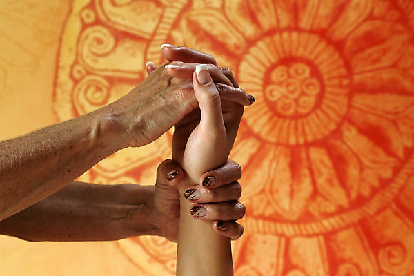 포토 JPG 해외이미지 긴머리 웰빙 응시 아시아 포즈 근육 휴식 건강 두명 치료 건강관리 스파 마사지 소중 고객 만족 충동구매 해외202004 해외포토 헤어스타일 시선 감정 나라 컨셉 의학 관리 사람 쇼핑 과소비 파일형식 이미지허브