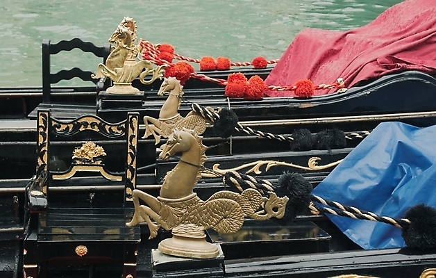 포토 JPG 해외이미지 전통 여행 사람없음 물 이탈리아 보트 곤돌라 운하 베네치아 해외202004 해외포토 자연요소 유럽 배_교통 파일형식 이미지허브