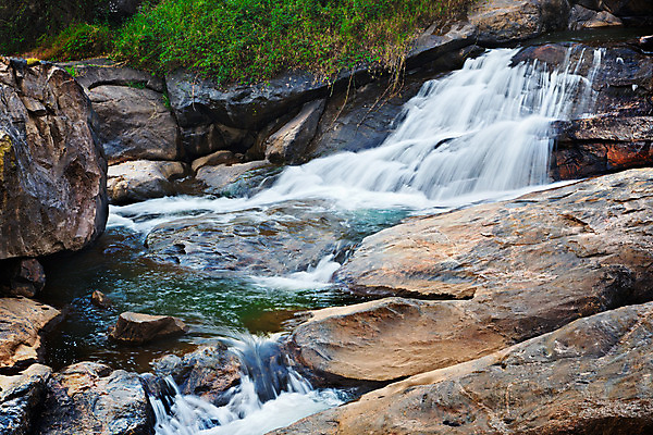 포토 JPG 해외이미지 모션 자연 산 이끼 풍경 사람없음 야외 물 파란색 계곡 봄 폭포 흐름 가을 바위 신선 개울 떨어짐 매끈함 소프트포커스 시원함 순수 속도 장노출 암초 케랄라주 스플래쉬 해외202004 해외포토 자연요소 계절 컬러 컨셉 촬영기법 강 감각 인도 생태계 파일형식 이미지허브