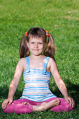 포토 JPG 해외이미지 백인 라이프스타일 웰빙 여자 딸 행복 어린이 포즈 생각 밭 불교 요가 자연 휴식 건강 그림자 한명 사람 앉기 세로 초록색 금발 운동 햇빛 봄 자유 자녀 영혼 고독 명상 장면 위치 천진난만 아사나자세 해외202004 해외포토 서양인 1 헤어스타일 계절 감정 종교 컬러 컨셉 농업 가족 모션 생활 태양 요가자세 생태계 파일형식 이미지허브