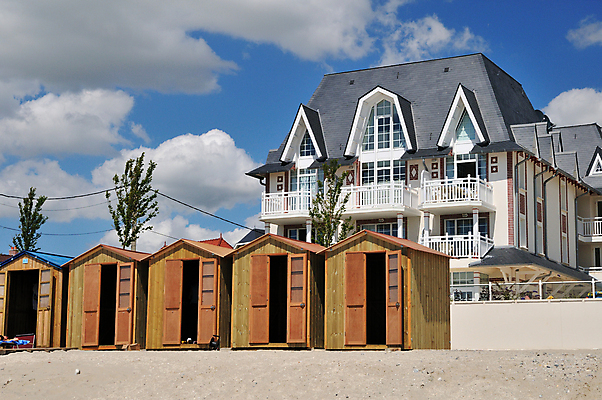 포토 JPG 해외이미지 바다 건축양식 지붕 풍경 사람없음 야외 목재 파란색 맑음 프랑스 큼 오두막 빌라 노르망디 줄서기 해외202004 해외포토 나무 건축 유럽 컬러 재료 모션 날씨 주택 크기 파일형식 이미지허브