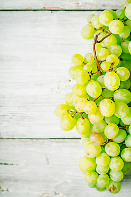 포토 JPG 해외이미지 음식 백그라운드 과일 재료 탁자 포도 건강 요리 동양인 사람없음 목재 세로 신선 달콤 다발 유기농 스크래치 내추럴 채식주의자 비건 해외202004 해외포토 나무 웰빙 가구 인종 맛 채식 파일형식 이미지허브