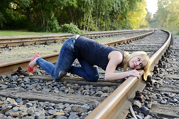 포토 JPG 해외이미지 긴머리 여자 여유 선 한명 10대 금발 듣기 슬픔 기다림 호기심 혼자 성인여자만 해외202004 해외포토 1 헤어스타일 감정 컨셉 모션 청소년 사람 여자만 성인만 파일형식 이미지허브