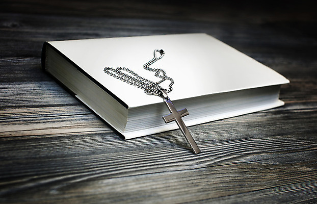 포토 JPG 해외이미지 전통 기독교 종교 십자가 목걸이 사람없음 목재 책 믿음 금속 검은색 성경 어둠 희망 천주교 골동품 흰색 기도 예수 성자 닫기 신비 심볼 묘사 페이지 신성 복음 신앙심 해외202004 해외포토 나무 감정 컬러 컨셉 재료 장신구 종교용품 모션 재질 신_종교 파일형식 이미지허브