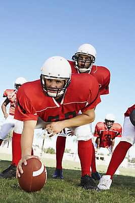 포토 JPG 해외이미지 백인 남자 스포츠 로우앵글 흑인 공 축구선수 사람 20대 성인 취미 야외 두명 10대 미식축구 축구 계획 예측 준비 럭비공 전략 미식축구선수 쿼터백 전후 성인남자만 해외202004 해외포토 서양인 뷰포인트 컨셉 청소년 운동선수 청년 구기 비교 럭비용품 남자만 성인만 파일형식 이미지허브