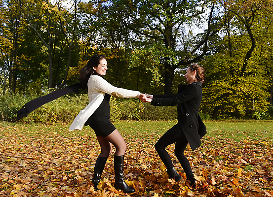 포토 JPG 해외이미지 전신 나무 공원 여자 행복 잎 2 가족 모션 자연 함께함 웃음 두명 초록색 점프 검은색 우정 활발 기쁨 자매 언니 강렬 성인여자만 해외202004 해외포토 식물 공공시설 감정 컬러 컨셉 관계 표정 사람 친구 생태계 여자만 성인만 파일형식 이미지허브
