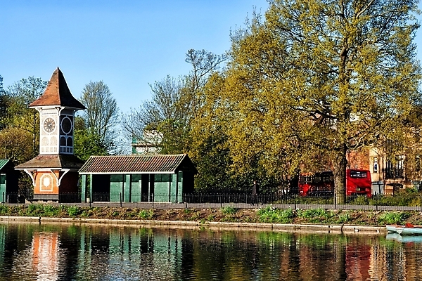 포토 JPG 해외이미지 나무 공원 호수 시계 자연 하늘 버스 풍경 사람없음 야외 빨간색 초록색 파란색 태양 탑 맑음 봄 연못 도시 숲 해외202004 해외포토 자연요소 식물 건축물 계절 공공시설 육상교통 컬러 날씨 대중교통 생태계 파일형식 이미지허브