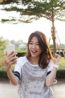 포토 JPG 해외이미지 직업 응시 여자 행복 얼굴 선 백그라운드 신체 비즈니스 텍스트 통신 모바일 세포 한명 사람 스마트폰 독서 놀람 기쁨 흰색 잡기 우승 최고 행운 메시지 전화기 상패 스마트 손목시계 흥분 기회 발견 연극 문자메시지 승자 해외202004 해외포토 1 시선 감정 시계 컬러 컨셉 장신구 모션 문화예술 표정 신체부위 핸드폰 스마트기기 상_우승 파일형식 이미지허브