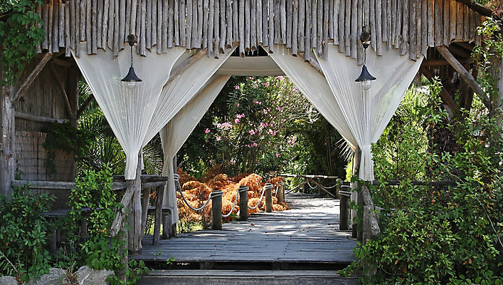 포토 JPG 해외이미지 식물 꽃 사람없음 야외 목재 정원 목장 커튼 입장 해외202004 해외포토 나무 재료 파일형식 이미지허브