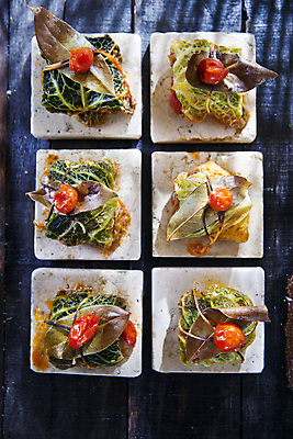 포토 JPG 해외이미지 접시 음식 백그라운드 잎 토마토 채소 밥 건강 육류 돼지고기 사람없음 초록색 식당 정원 식사 저녁식사 소고기 흰색 신선 닫기 맛 두루마리 먹기 양배추 롤 지역 레시피 폭식 땅바닥 채식주의자 핸드메이드 해외202004 해외포토 식물 식기 컬러 컨셉 식재료 모션 바닥 상점 채식 파일형식 이미지허브