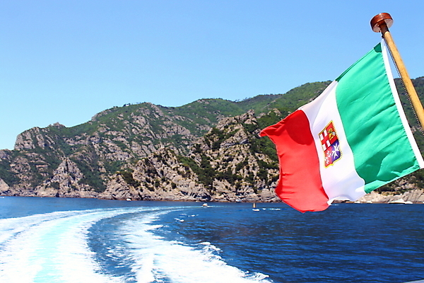 포토 JPG 해외이미지 나무 행복 모래 파도 바다 하늘 사람없음 물 여름 파란색 태양 파티 봄 이탈리아 깃발 보트 스타일 해외202004 해외포토 자연요소 식물 계절 감정 유럽 컬러 배_교통 이벤트 파일형식 이미지허브