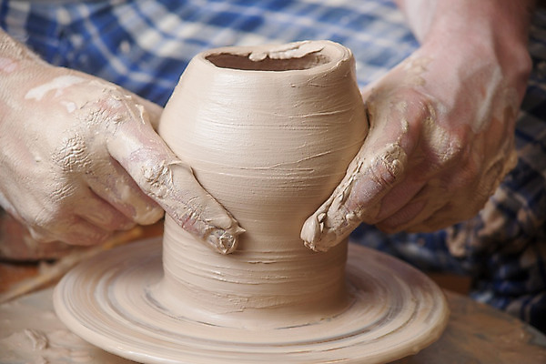 포토 JPG 해외이미지 손 손가락 기술 창조 미술 사람없음 컵 꽃병 젖음 터치 엄지손가락 조끼 업무 바퀴 항아리 도자기 원형 작업실 사발 던지기 성형수술 제조 냄비 집중 서식 함선 만들기 점토 진흙 장인 조형 주인 수공예 곰팡이 도예가 두더지 압력 핸드메이드 해외202004 해외포토 도형 직업 식기 꽃 컨셉 배_교통 모션 문화예술 신체부위 외투 작업 사기그릇 수술 솥 공예 파일형식 이미지허브