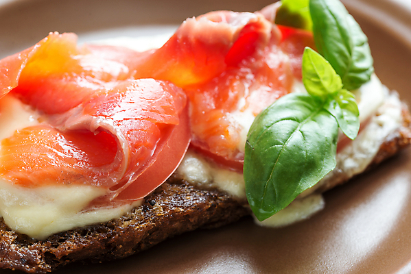 포토 JPG 해외이미지 접시 음식 빵 분홍색 토마토 재료 부분 치즈 패스트푸드 샌드위치 건강 3 어류 요리 사람없음 목재 장식 빨간색 초록색 식당 햄버거 흰색 시골 신선 맛 해산물 크림 유기농 연어 바질 단백질 모짜렐라치즈 송어 오메가 해외202004 해외포토 나무 식기 웰빙 컬러 컨셉 채소 유제품 상점 수중동물 인스턴트 영양소 파일형식 이미지허브